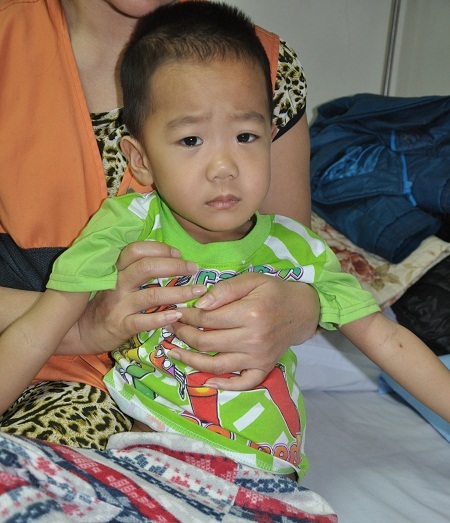 Chồng đã bệnh, bé Thế Anh lại phải đối mặt với án tử hình bởi căn bệnh ung thư máu dạng tủy.