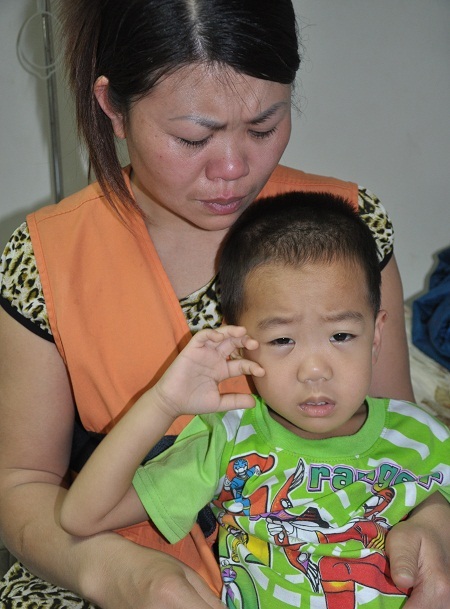 Chồng đã bệnh, bé Thế Anh lại phải đối mặt với án tử hình bởi căn bệnh ung thư máu dạng tủy.