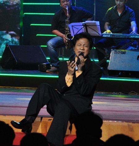 Để thể hiện tình cảm mến thương của mình, Chế Linh đến gần hơn khán giả để biểu diễn.