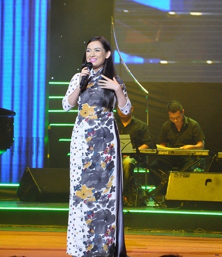 Phi Nhung có những phút nói chuyện tình cảm, thân mật với khán giả thủ đô.