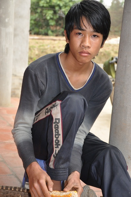 Cậu bé Thắng đáng thương khi cứ lùi lũi một mình vừa làm vừa khóc vì thương bố, mẹ.