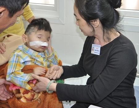 Tự đi đa dị tật phức tạp nên em sẽ phải can thiệp phẫu thuật thêm nhiều lần nữa.