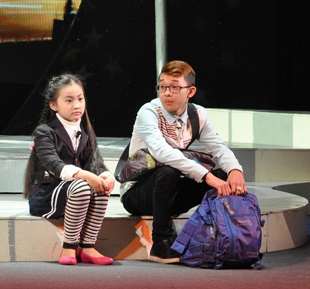 Hình ảnh hai đứa trẻ nhưng em chờ mẹ, anh chờ bố khiến người xem phải suy ngẫm.