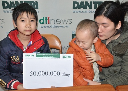 Cậu bé Đạt chia sẻ khó khăn với gia đình bé Ngọc Diệp tại cơ quan báo điện tử Dân trí.