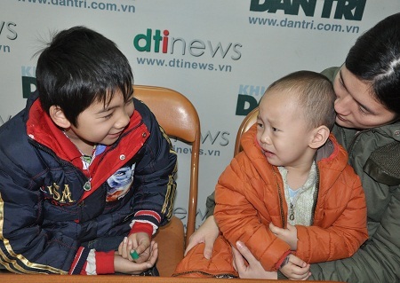 Cậu bé Đạt chia sẻ khó khăn với gia đình bé Ngọc Diệp tại cơ quan báo điện tử Dân trí.