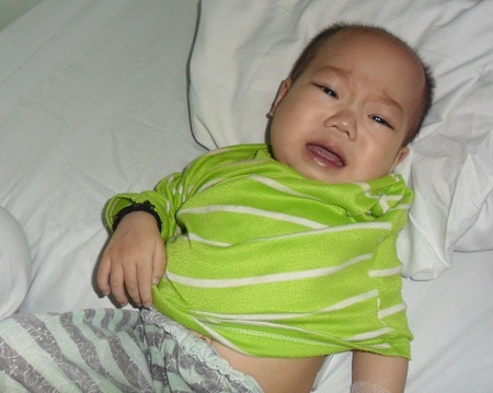 Tim nằm bên phải, cháu bé người dân tộc Thái nguy kịch tính mạng