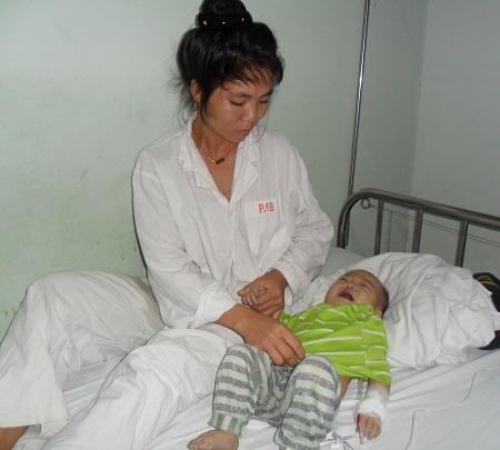 Mỗi lần nghe con khóc, chị chỉ biết nhìn rồi cầu cứu mọi người xunh quanh.