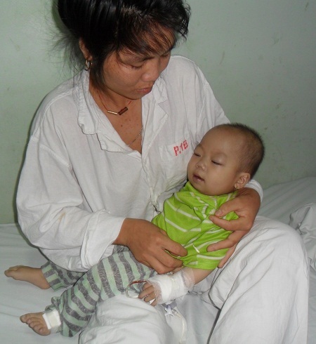 Biết con đau nhưng chị Hòa bất lực không biết làm cách nào khác.