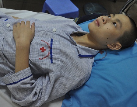 Đau đớn vì bệnh tật hành hạ, Giang còn sợ hơn bởi những trận đòn roi của bố.