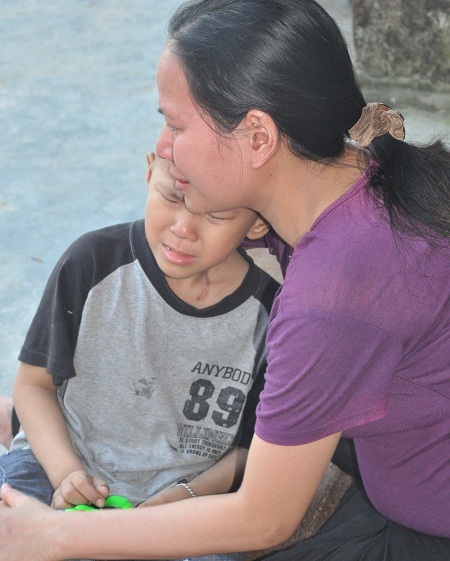 Nghe được bố nói chuyện, cậu bé Kiên khóc nức nở hỏi bố: Con vẫn bị bệnh hả bố?