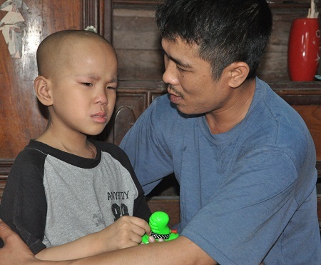 Bị u tiểu não gần 2 năm nay khiến tính mạng của cậu bé Kiên trở nên vô cùng nguy kịch.