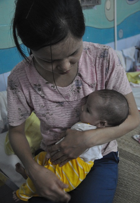 Lo lắng cho căn bệnh của con nhưng chị Nguyệt không biết lấy đâu ra tiền chữa bệnh cho con.