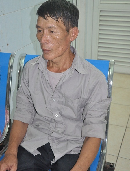 Thương cháu gái, ông ngoại bán nốt đến bì thóc cuối cùng có trong nhà để mang tiền lên cho cháu.