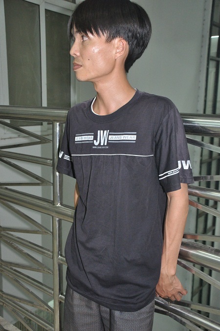 Anh Hà thẫn thờ nhìn vào phòng bệnh chưa biết tính toán sao để có tiền.