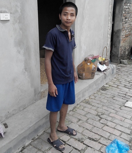 Hơn 31 triệu đồng đến với hai người đàn bà chịu cảnh “con đánh mẹ, cháu đánh bà” - 1 Anh Thiện mắc chứng bệnh thần kinh nên thường hay cãi lại, đánh mẹ và bà ngoại.