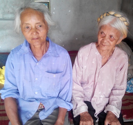 Hơn 31 triệu đồng đến với hai người đàn bà chịu cảnh “con đánh mẹ, cháu đánh bà” - 2 Thương mẹ già năm nay đã ngoài 90 tuổi, cô Ưa chỉ ước lo đủ ngày ba bữa cơm cho mẹ.