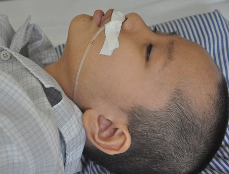 Bị viêm não, cậu bé Tùng hiện đang điều trị tại khoa Truyền nhiễm của bệnh viện Nhi TW.