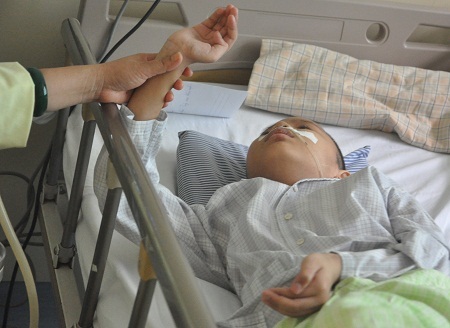 Căn bệnh đã sang giai đoạn di chứng nên chân tay em bị co cứng.