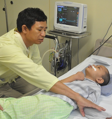 Lo lắng cho con, thiếu tá Phạm Văn Hướng đã xin gia hạn phép nhiều lần.