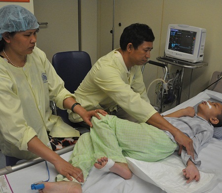 Cô giáo Ngô Thi Hiên vừa chăm con, vừa động viên chồng sớm trở lại công tác.