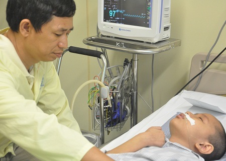 Lo lắng cho con, thiếu tá Phạm Văn Hướng đã xin gia hạn phép nhiều lần.