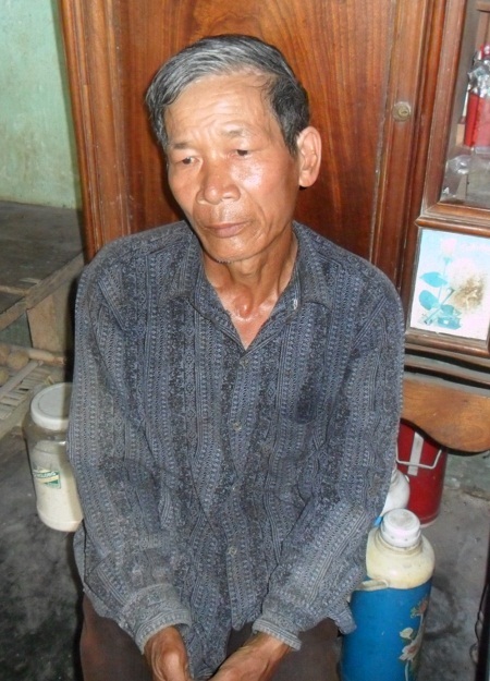 Thương con, thương cháu nhưng gia đình đành bất lực vì không có tiền.