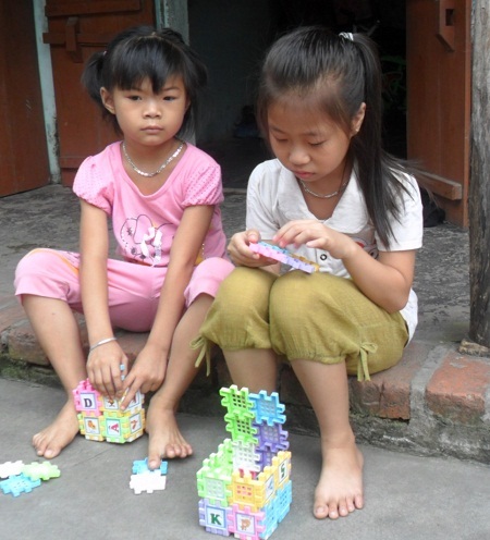 Mẹ bệnh, các con còn nhỏ không thể làm được gì.