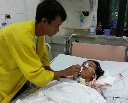 Lo lắng cho tính mạng của con, bác Tiến mong muốn được bán máu hoặc bán thận để có tiền cứu con.