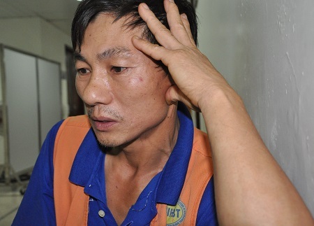 Đau đớn trước việc tính mạng của con đang bị đe dọa nhưng ţhú Tiến hoàn toàn bất lực.