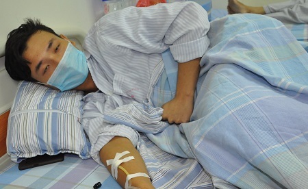 Ở bệnh viện cᶣ hai bố con đều cố tình giấu những cảm xúc và suy nghĩ thực sự của mình...