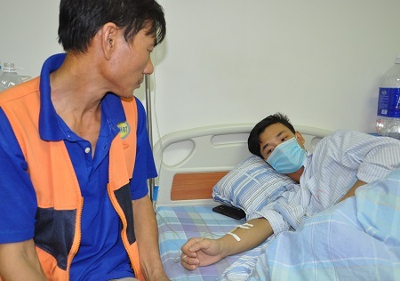 Ở bệnh viện cả hai bố con đều cố tình giấu những cảm xǺc và suy nghĩ thực sự của mình...