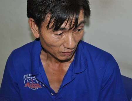 Đau đớn trước việc tính mạng của con đang bị đe dọa nhưng chú Tiến hoàn toàn bất lực.