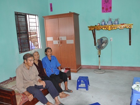 Ngôi nhà cũ kĩ, chật chội trước kia của cụ Trong.