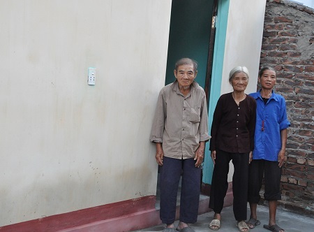 Gia đình cụ Trọng giờ đã yên tâm sống trong căn nhà mới và sự giúp đỡ của bạn đọc Dân trí.