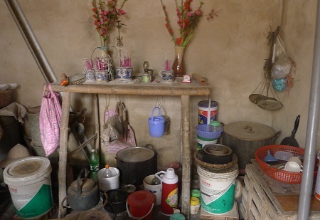 Ngôi nhà cũ kĩ, chật chội trước kia của cụ Trong.