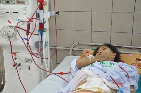 Hiện tại em đang phải lọc máu, chạy thận song song với việc điều trị tại khoa Dị ứng lâm sàng.