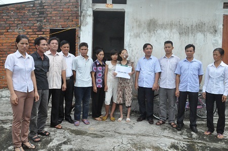 Sau khi được báo điện tử Dân trí giúp đỡ, có nhiều đoàn thể, cơ quan về thăm gia đình chị Tuyết.