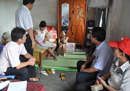 Sau khi được báo điện tử Dân trí giúp đỡ, có nhiều đoàn thể, cơ quan về thăm gia đình chị Tuyết.