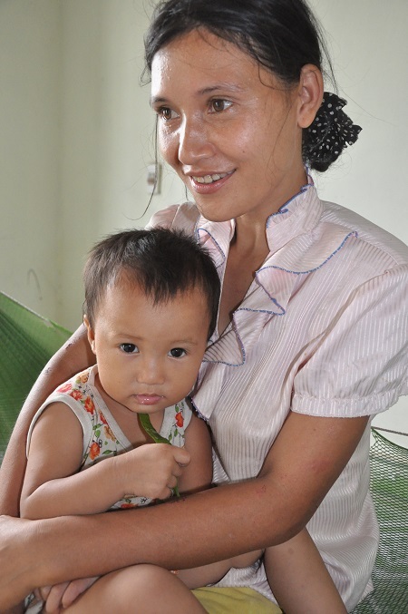 Vợ anh Chiến cả ngày ngẩn ngơ, không biết làm gì.