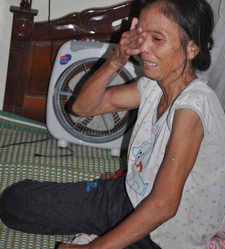 Biết thông tin có người nói sai sự thật về hoàn cảnh gia đình, bà khóc nấc.