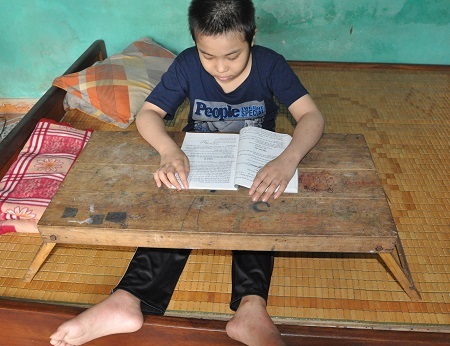 Căn bệnh ung thư máu khiến đôi cɨân của em bị liệt hoàn toàn không thể đi lại được.