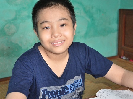 Dù phải chịu bao đau đớn của căn bệnh mình đang mắc phải nhưng cậu bé Tú vẫn hồn nhiên, yêu đời.