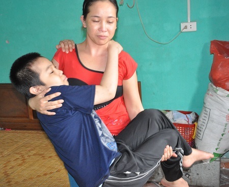 Hàng ngày mẹ phải cõng con nên trước khi chết con chỉ ước một lần được cõng mẹ?