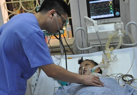 Với diễn biến bệnh rất xấu nên chị Nhị luôn được các bác sĩ túc trực.