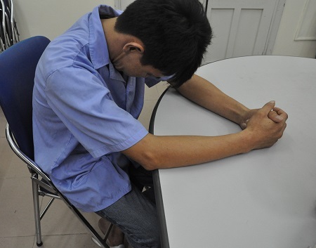 Dáng ngồi thất thần, bất lực của anh Minh trong phòng bác sĩ.