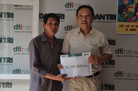 Bị gãy xương quai hàm đã lâu nhưng anh Minh không có tiền đi viện chữa trị.