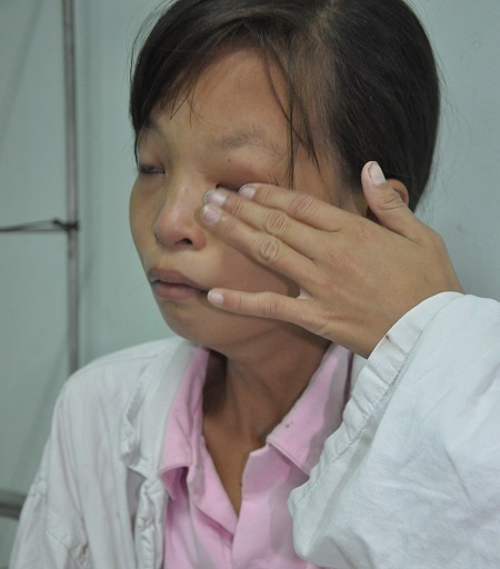 Huế bật khóc bởi lo sợ mình không được phẫu thuật.