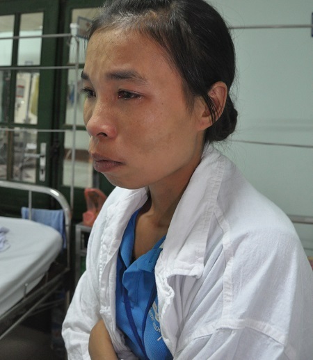 Cái dáng vẻ thất thần của người mẹ có 2 con phải mổ tim tại bệnh viện Việt Đức.