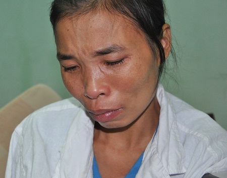 Nhìn hai con chị Hương chỉ biết khóc vì tủi thân.