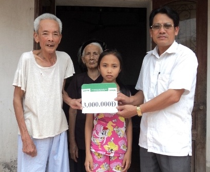 Cụ Nguyễn Hữu Thảo tiếp tục nhận quà bạn đọc - 1